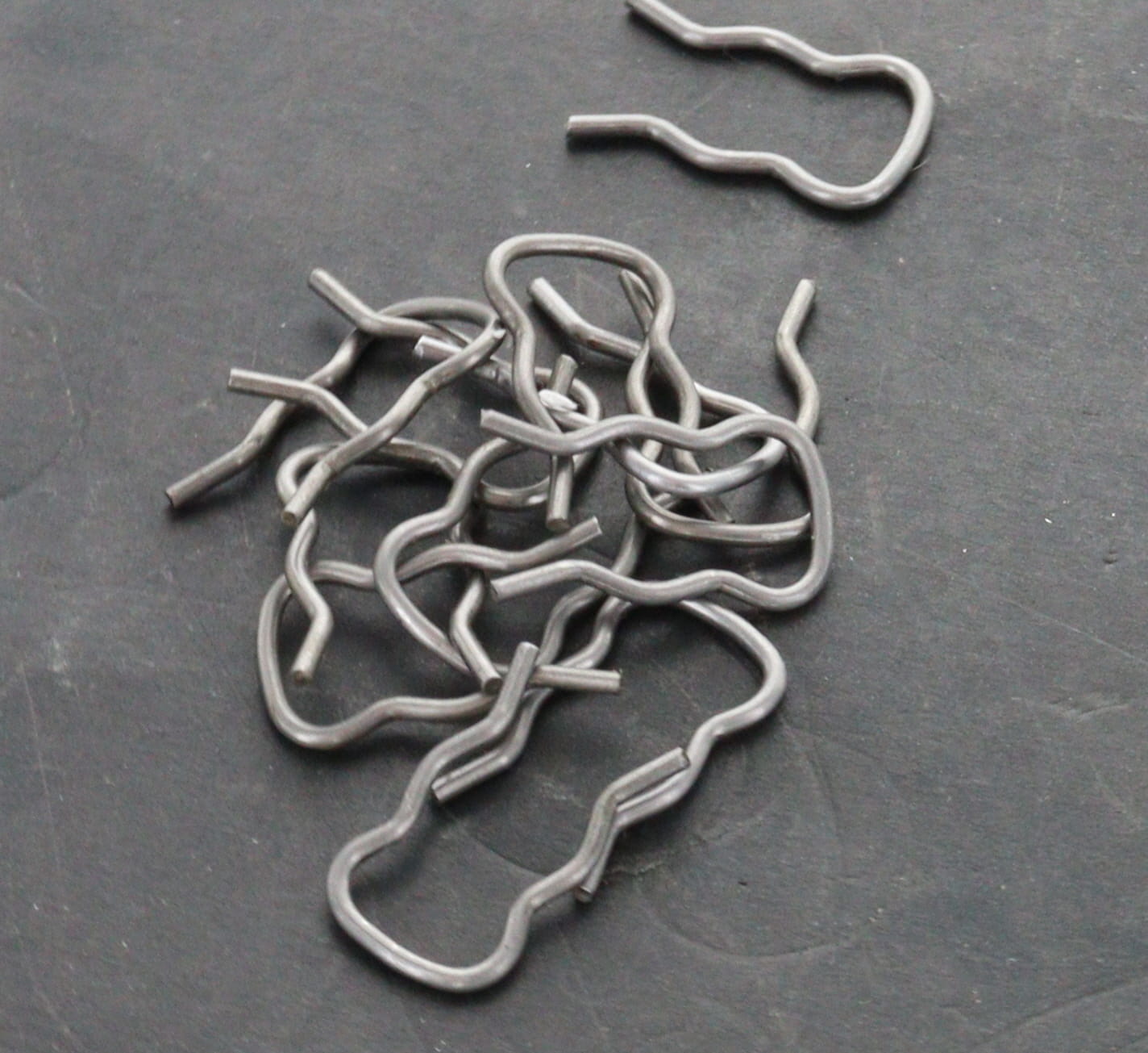 Hydraulic push in type hose retaining clip