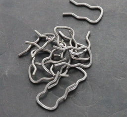 Hydraulic push in type hose retaining clip