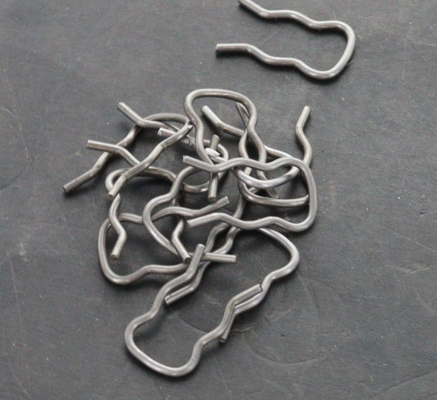 Hydraulic push in type hose retaining clip